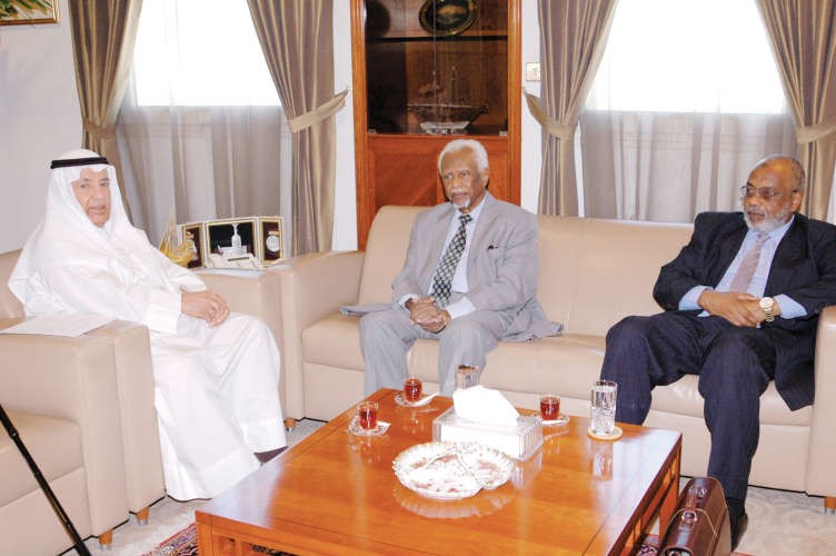 علي الغانم خلال استقباله الرئيس السوداني الاسبق عبدالرحمن سوار الذهب