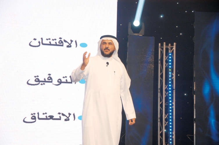 دطارق الحبيب محاضرا خلال الجلسة الخامسة عن الاساءة في مواقع التواصل ﻿
