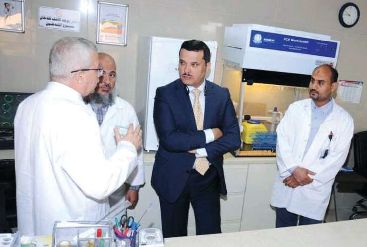 د جمال الحربي خلال الجولة داخل مستشفى الجهراء