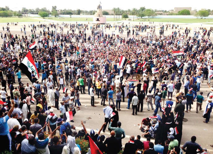 متظاهرون من انصار التيار الصدري خلال تواجدهم في ساحة الاحتفالات بالمنطقة الخضراء قبل انسحابهم منها امس اپ﻿