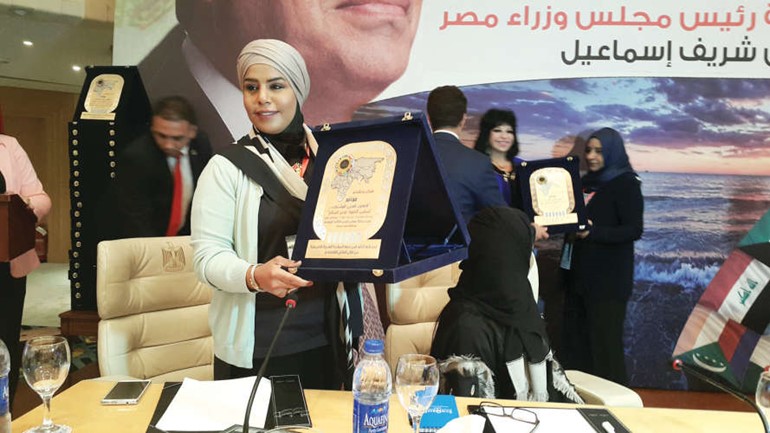 نجاة الحشاش عقب تسلم درع التكريم