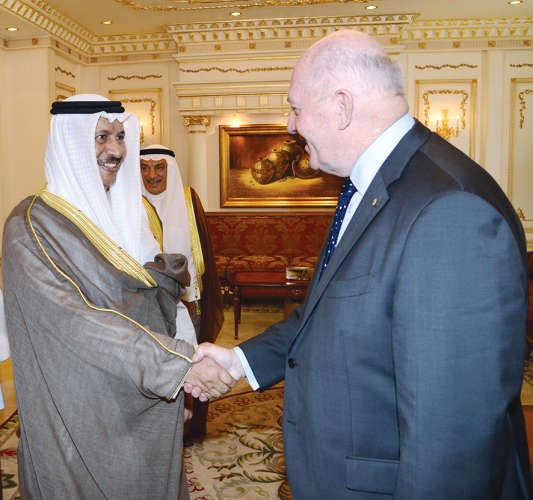 سمو الشيخ جابر المبارك مصافحا حاكم عام استراليا الجنرال بيتر كوسغروف ويبدو محمد ابوالحسن﻿