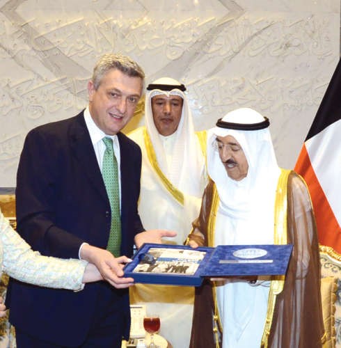 صاحب السمو يتسلم كتاب الكويت تستجيب من فيليبو غراندي﻿