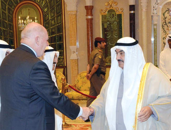 سمو الشيخ ناصر المحمد مصافحا حاكم عام استراليا الجنرال بيتر كوسغروف ﻿