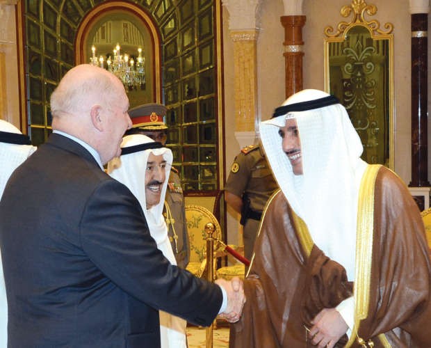 مرزوق الغانم مصافحا الجنرال بيتر كوسغروف ﻿