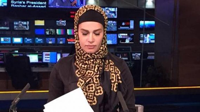 بالفيديو.. فضيحة جنسية تفجرها أشهر مذيعة في التلفزيون الايراني قبل الهروب