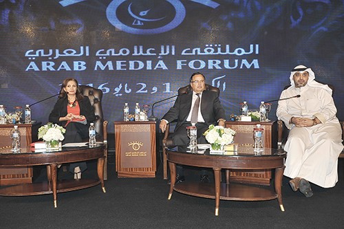 الشيخ محمد العبدالله ووزير الخارجية المصري الاسبق نبيل فهمي خلال احدى الجلسات احمد علي ﻿

