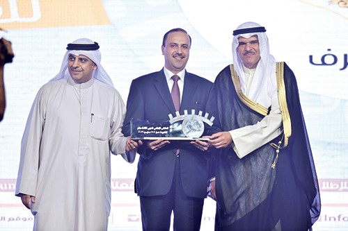 الشيخ سلمان الحمود مكرما وزير الاعلام الاردني محمد المومني ويبدو الزميل ماضي الخميس ﻿