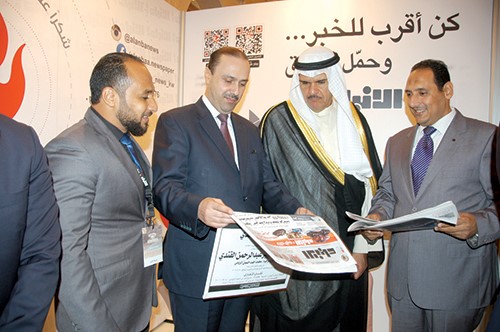 الشيخ سلمان الحمود ومحمد المومني يطالعان الانباء في جناحها بالمعرض المصاحب للملتقى