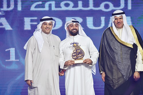 الشيخ سلمان الحمود والزميل ماضي الخميس يكرمان حمد العلي حمد قلم﻿

