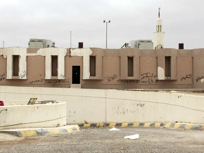كتابة على جدران المباني﻿