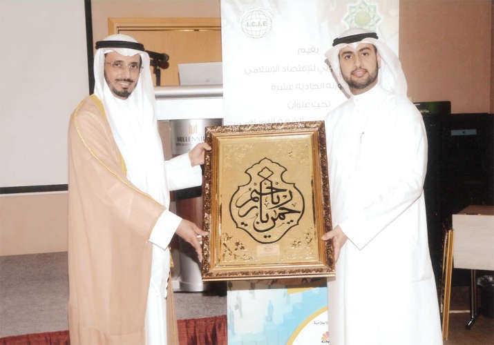 دسيد محمد الطبطبائي يسلم التكريم لممثل بنك الكويت الدولي في المؤتمر محمد الشامري ﻿