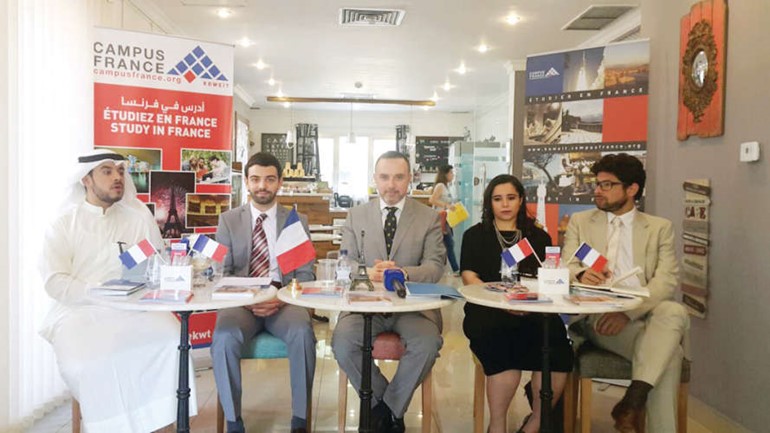 السفير كرستيان نخلة خلال المؤتمر الصحافي﻿
