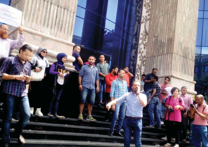 جانب من الوقفة الاحتجاجية على اقتحام قوات الامن لنقابة الصحافيين والقاء القبض على اثنيناپ
