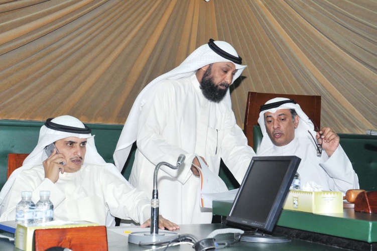حديث بين مهلهل الخالد ومانع العجمي ويبدو ماحمد المنفوحيقاسم باشا