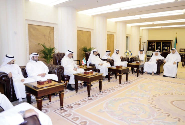 رئيس مجلس الامة مرزوق الغانم مع رئيس واعضاء اتحاد عمال البترول وصناعة البتروكيماويات
