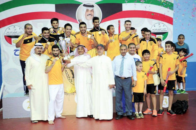 عماد بهبهاني يسلم الكاس لابطال كراتيه القادسية