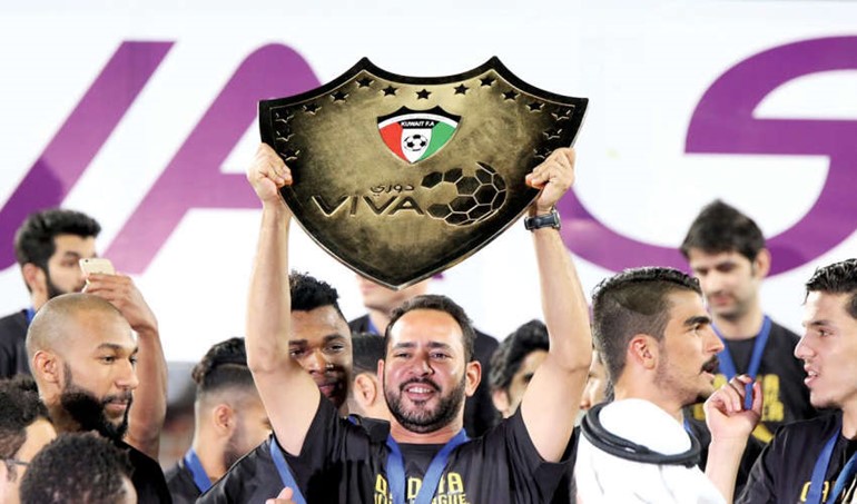 اداري الفريق الاول للقادسية شاكر الشطي يحمل درع الدوري﻿