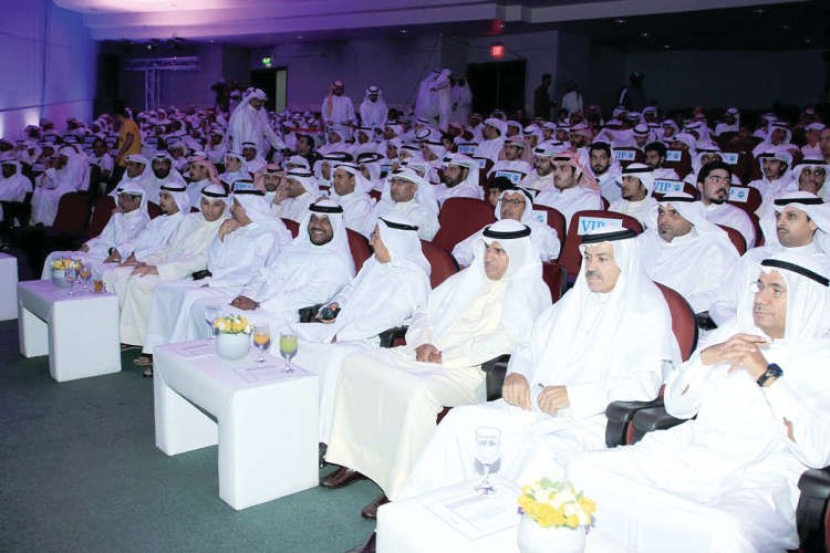 الشيخ احمد المنصور وكبار الحضور في الحفل﻿