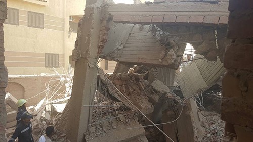 بالفيديو والصور.. مصر: إصابة 8 أشخاص في انهيار عقار سكني تحت الإنشاء بالشروق 