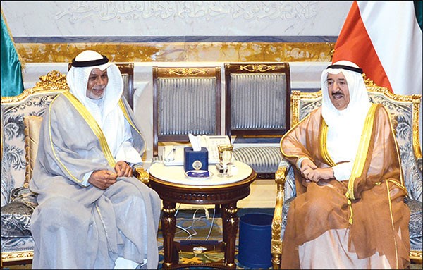صاحب السمو الامير الشيخ صباح الاحمد لدى استقباله رئيس مجلس القضاء الاعلى المستشار يوسف المطاوعة