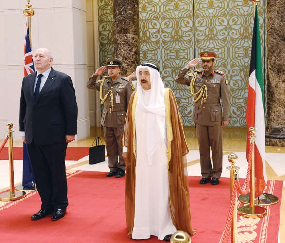 صاحب السمو الامير الشيخ صباح الاحمد مودعا الجنرال بيتر كوسغروف حاكم عام استراليا ﻿