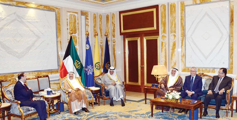 صاحب السمو الامير الشيخ صباح الاحمد مستقبلا الشيخ سلمان الحمود واعضاء الملتقى الاعلامي العربي الـ13 ﻿