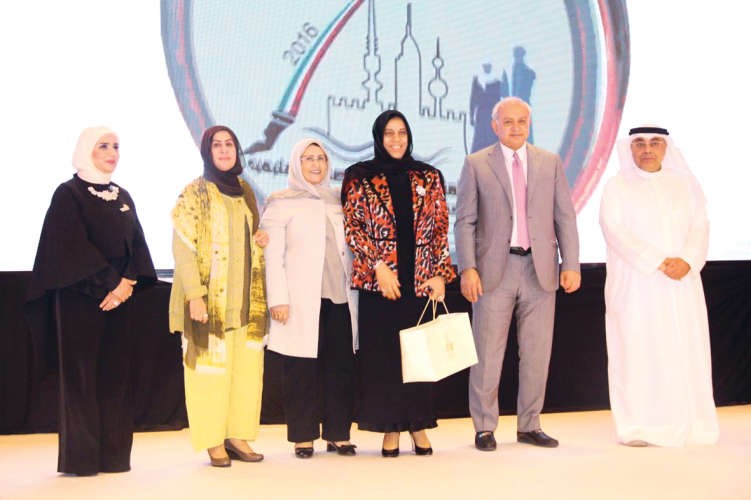 دبدر العيسى خلال تكريم المتقاعدين 