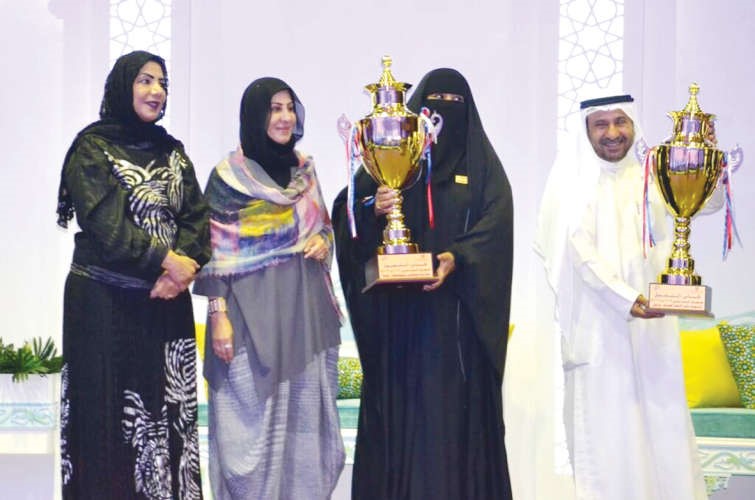 جانب من تكريم المدارس المشاركة في الانشطة ﻿