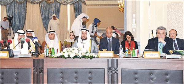 خالد الجار الله ودعبدالله المعتوق وفلييبو غراندي خلال الاجتماع التنسيقي لمجموعة كبار المانحين للشعب السوري ريليش كومار