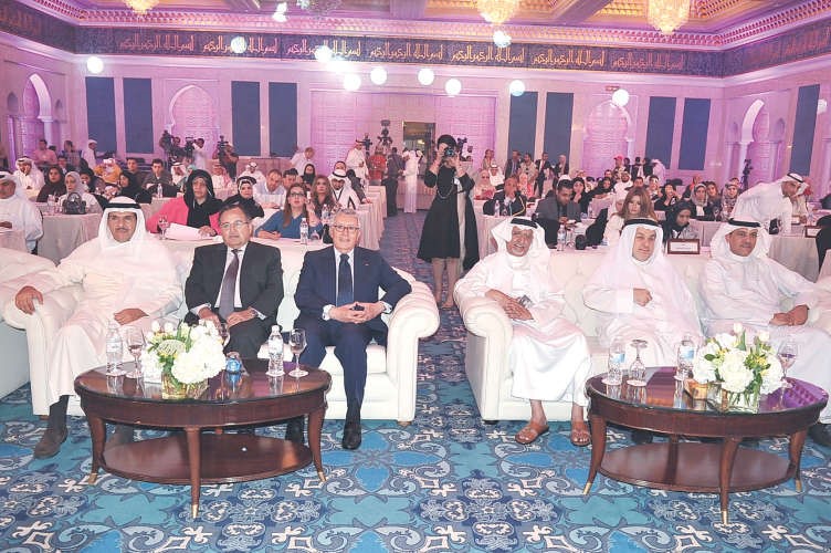 الشيخ سلمان الحمود وم سالم الاذينة ووزير الخارجية المصري السابق نبيل فهمي والمستشار عبدالله ال الشيخ وكبار ضيوف الملتقى يتابعون الجلسة﻿