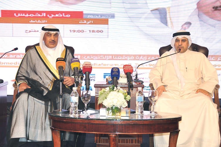 الشيخ صباح الخالد متحدثا خلال الحوار المفتوح بحضور الزميل ماضي الخميس الذي ادار الجلسةاحمد علي﻿