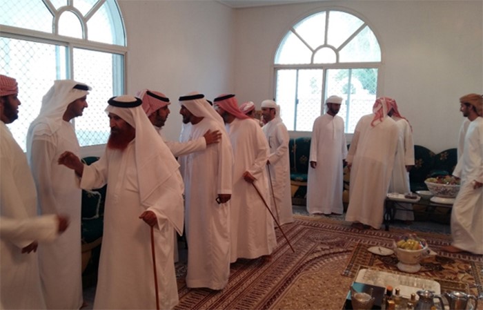 بالصور.. اماراتي لديه 17 بنتاً يزوج 6 منهن بدعوة على فنجان قهوة وتمر