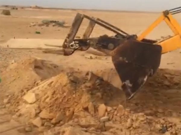 بالفيديو.. حفرة عجيبة في السعودية تقذف أي شيء يطمر فيها عالياً 20 متراً في الجو!