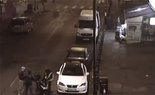 بالفيديو.. مراهقان يهاجمان رجلاً بمطرقة ويسلبانه دراجته النارية