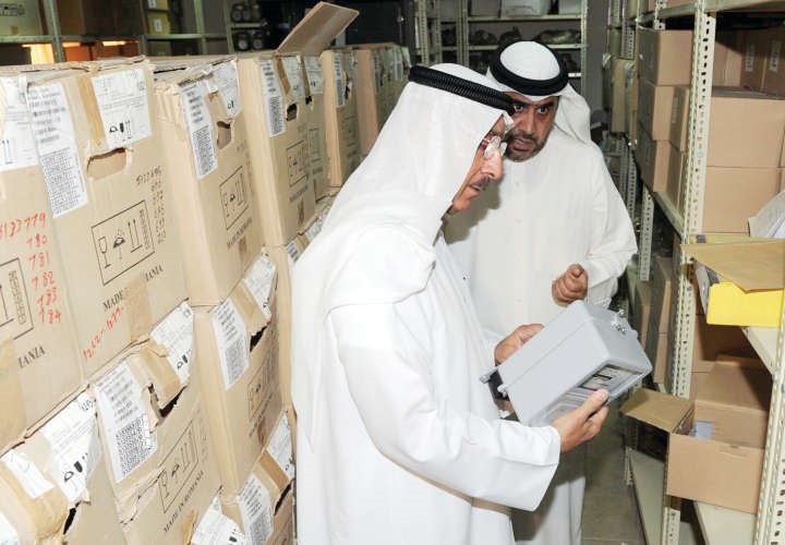 الجسار متفقدا العدادات في مكتب الخدمة ﻿