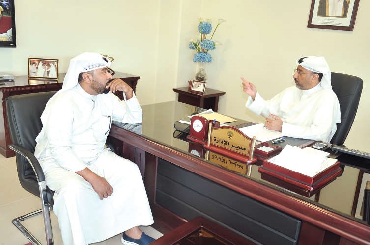 محمد العجمي متحدثا للزميل احمد خميساحمد علي﻿