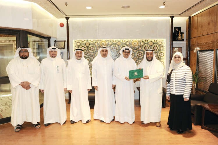مازن الناهض ودابراهيم الصالح يتوسطان عددا من مسؤولي بيتك وبيت الزكاة