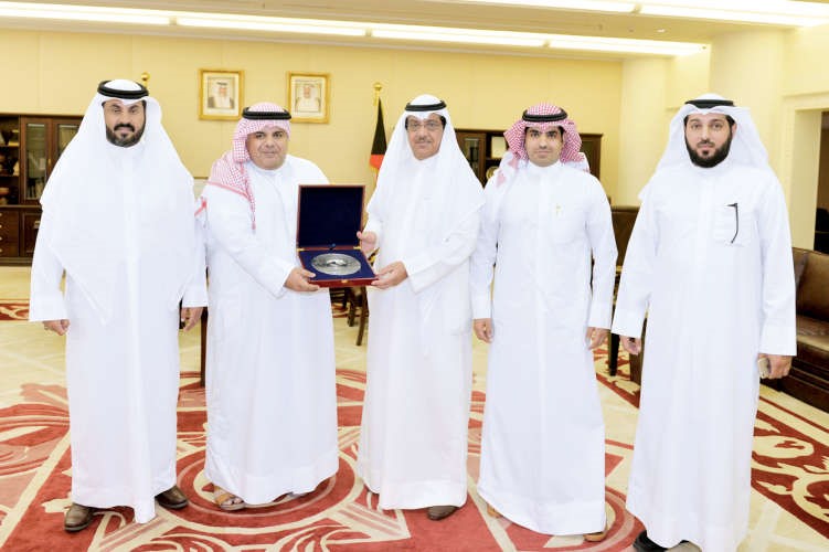 نائب رئيس مجلس الامة مبارك الخرينج خلال استقباله اعضاء حملة متى نسكن﻿