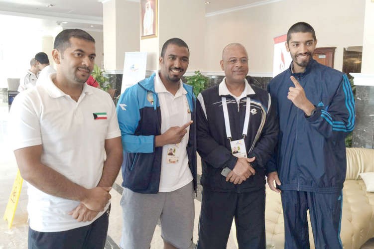 المدرب علي فاضل يتوسط السبتي والربيع والصفران﻿