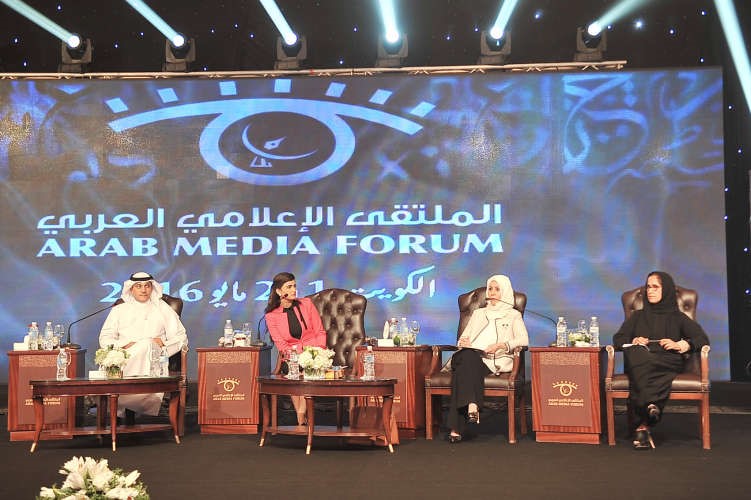 م سالم الاذينة وايمان الروضان ودحصة الجابر وعلا الفارس خلال الجلسة الخامسة للملتقى الاعلامي العربي ﻿