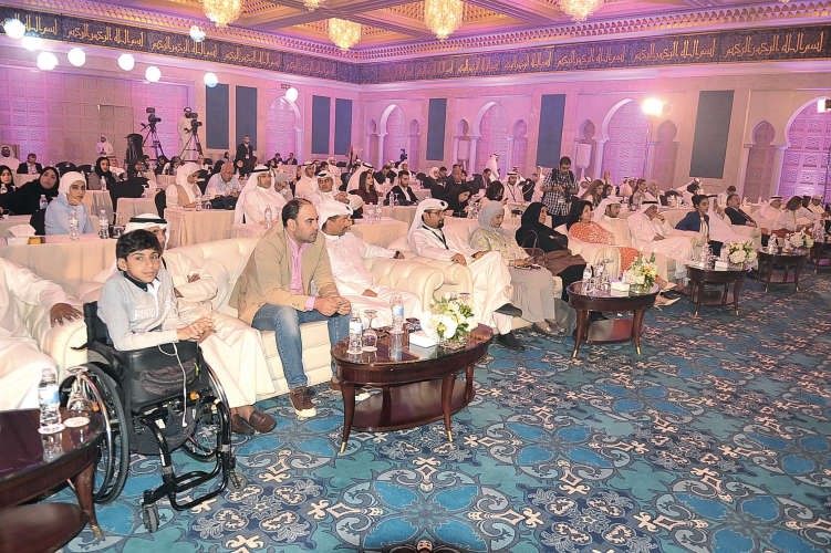 الطفل القطري غانم المفتاح مستمعا للجلسة﻿