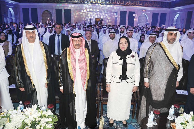 الشيخ محمد العبدالله ودسعاد الصباح والشيخ مبارك الدعيج وطارق المزرم في مقدمة الحضور﻿
