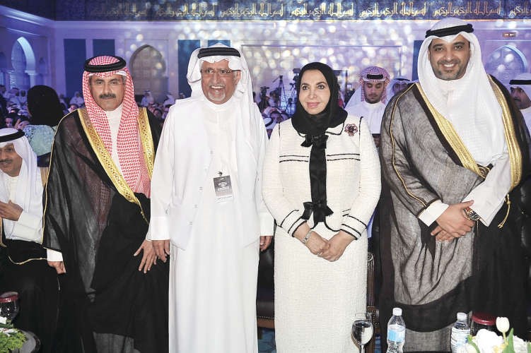 المستشار عبدالله بن محمد ال الشيخ هنا دسعاد الصباح﻿