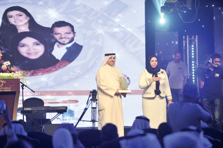ماضي الخميس والشيخة دسعاد الصباح خلال التكريم ﻿