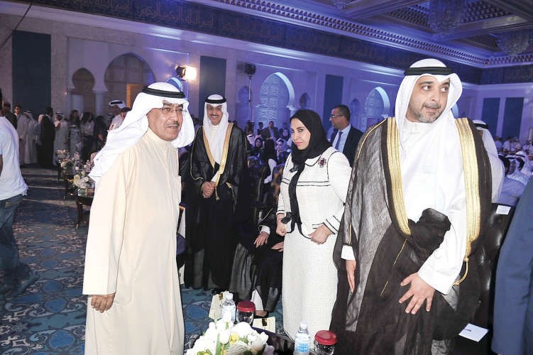 الشيخ محمد العبدالله ونائب رئيس التحرير الزميل عدنان الراشد ودسعاد الصباح﻿