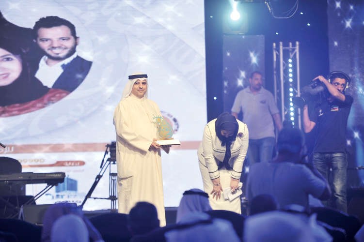 الشيخة دسعاد الصباح تحيي الجمهور الكبير الذي حضر حفل تكريمها﻿