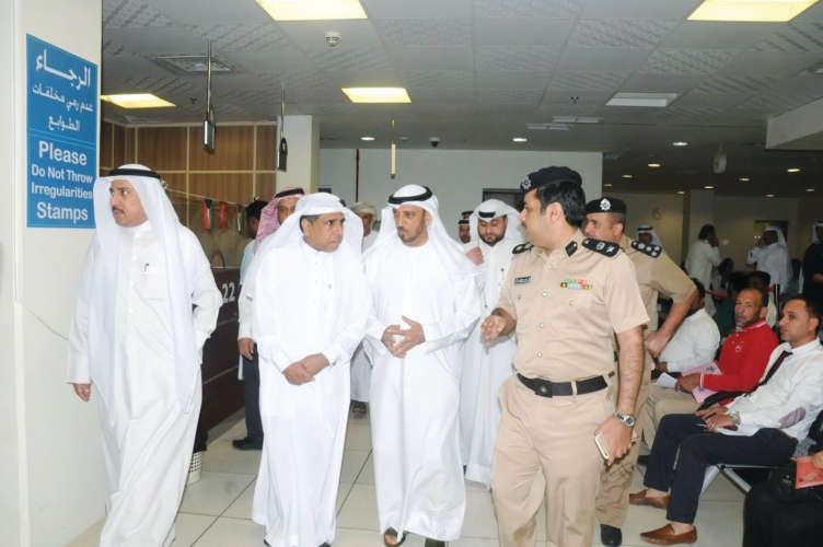  العميد الهاجري مصطحبا الوفود الخليجية في جولة باقسام التدقيق والاستقبال والمراجعين