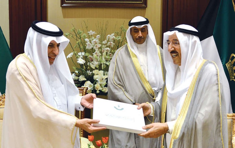 صاحب السمو الامير الشيخ صباح الاحمد يتسلم رسالة خادم الحرمين الشريفين الملك سلمان بن عبدالعزيز من سفير المملكة العربية السعودية دعبدالعزيز الفايز﻿