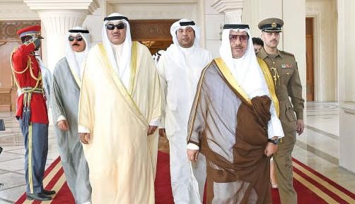 سمو رئيس الوزراء الشيخ جابر المبارك لدى مغادرته وفي وداعه الشيخ صباح الخالد والشيخ محمد الخالد﻿